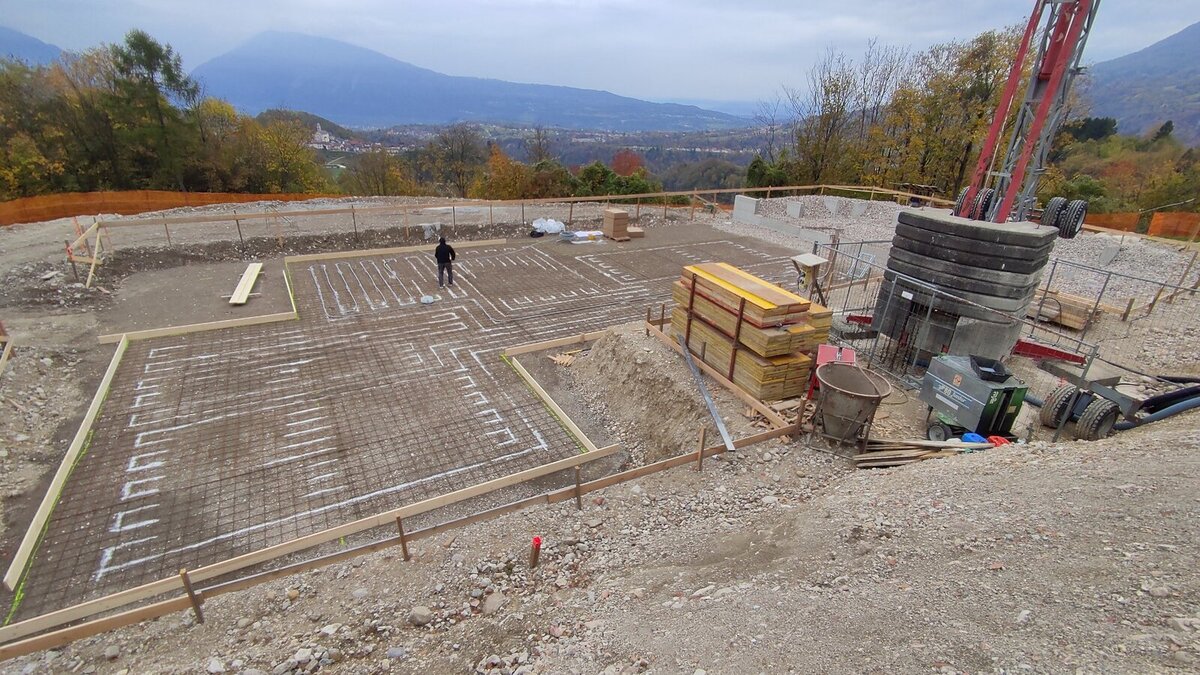 Sonda geotermica orizzontale vista dall'alto nel cantiere CasaClima a Chies d'Alpago