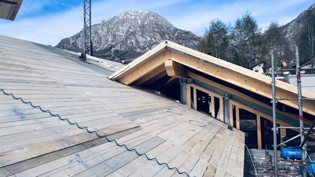Tavolato copertura con abbaino in lamellare e montagne innevate - cantiere CasaClima Chies d’Alpago