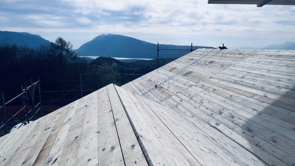 Colmo copertura con tavolato e panorama lago Santa Croce - cantiere CasaClima Acciaio legno e aria