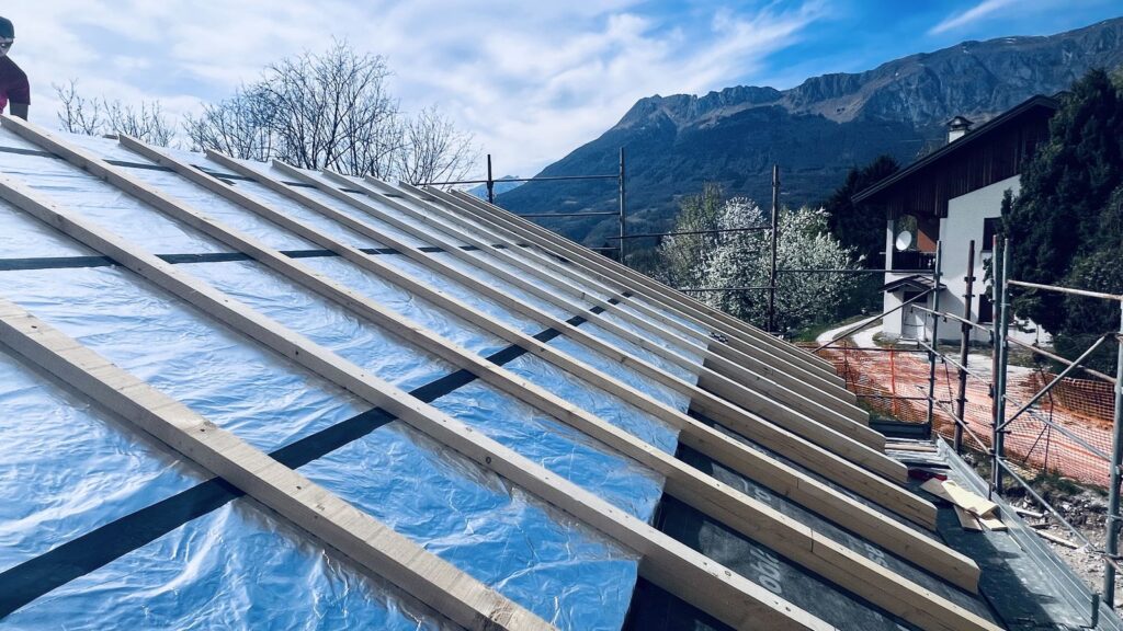 Falda copertura con listelli ventilazione e membrana alluminio - vista laterale cantiere CasaClima.