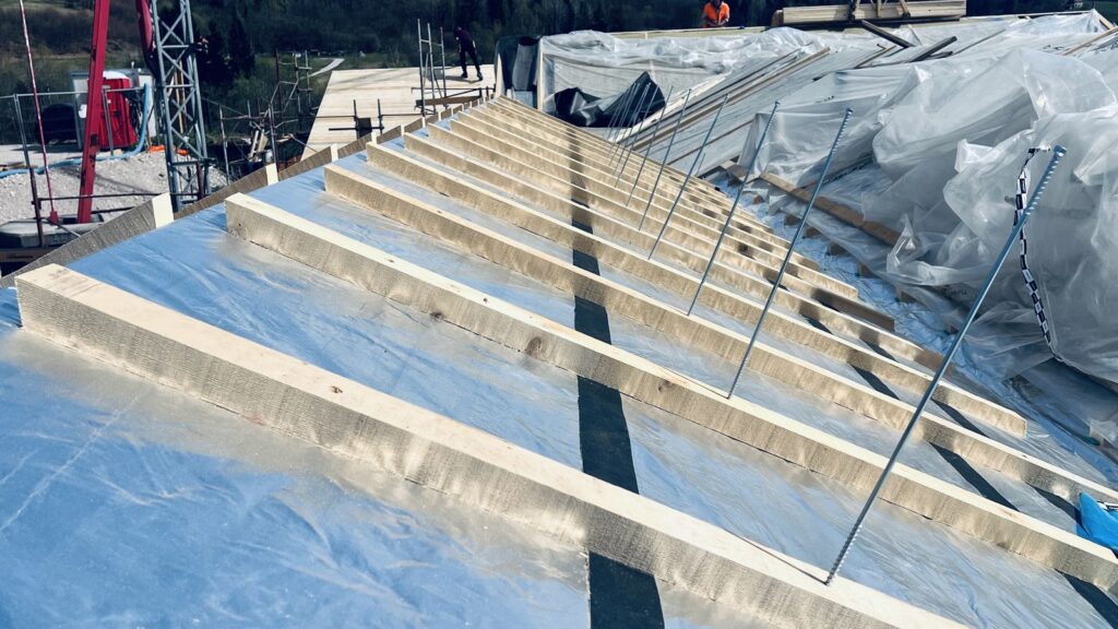 Membrana traspirante alluminio con viti a doppio filetto su copertura isolata - cantiere CasaClima Chies d’Alpago