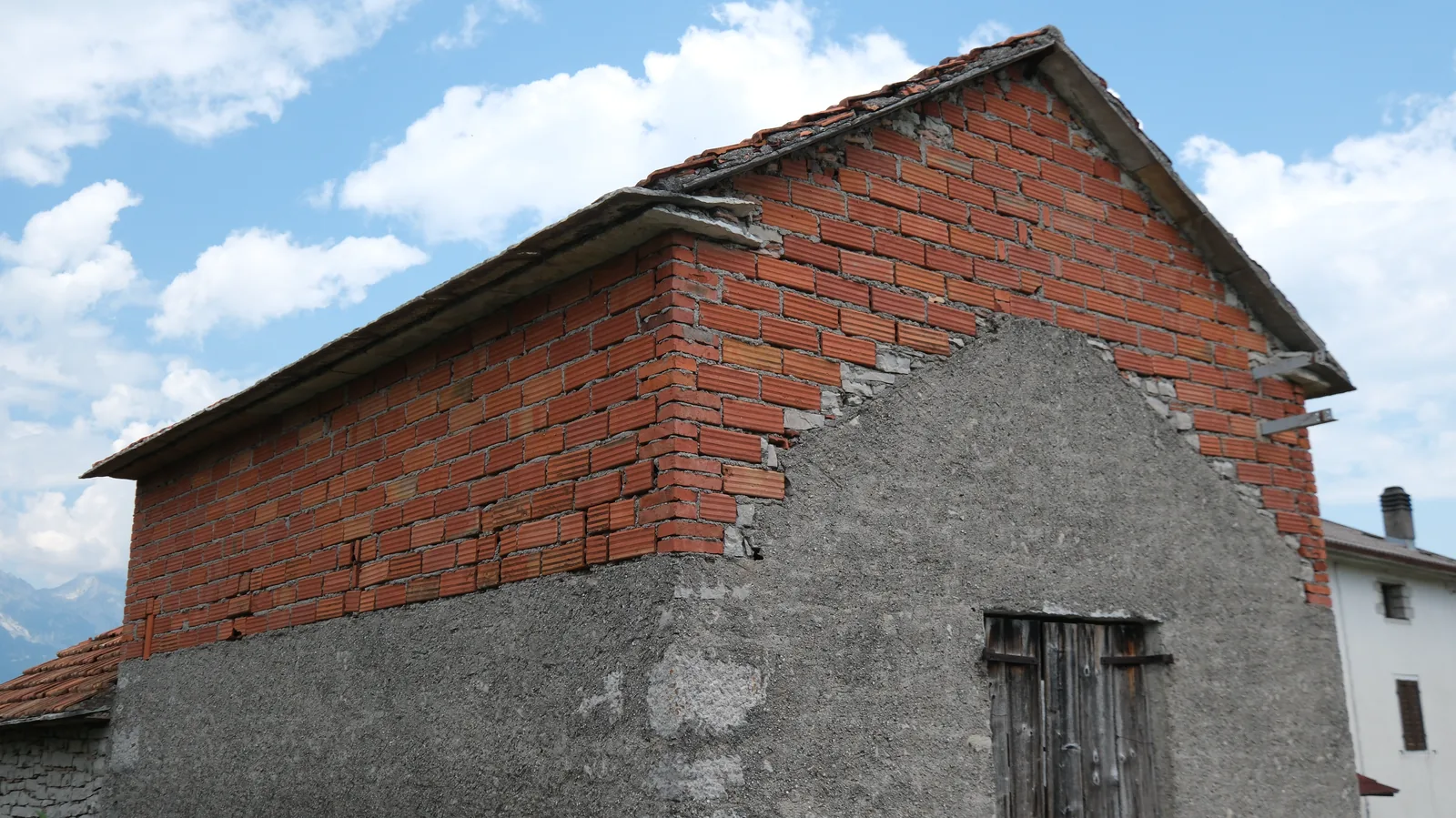 Gli abusi strutturali: quando la casa è in regola sulla carta ma non nei muri