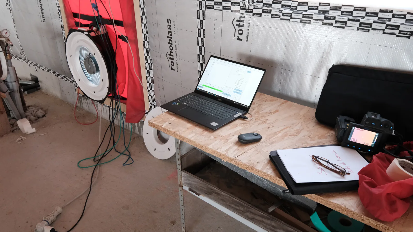 Il blower door test: come si misura l’aria che scappa di casa