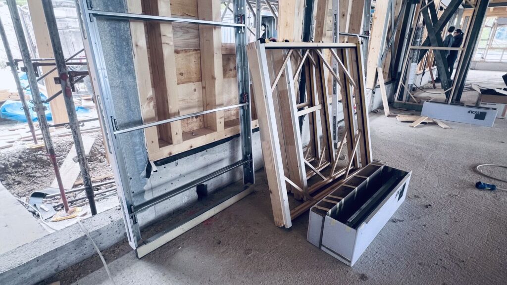 Controtelai in legno e cassonetti per avvolgibili appoggiati in cantiere prima della posa.