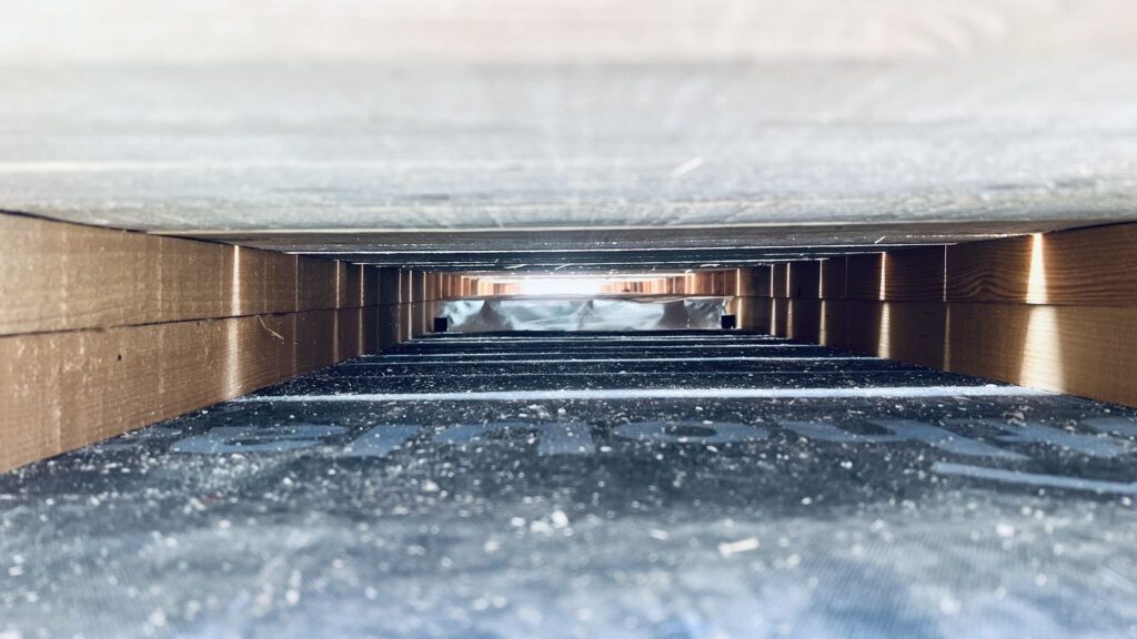 Camera di ventilazione del tetto tra isolante in lana di roccia e tavolato in legno
