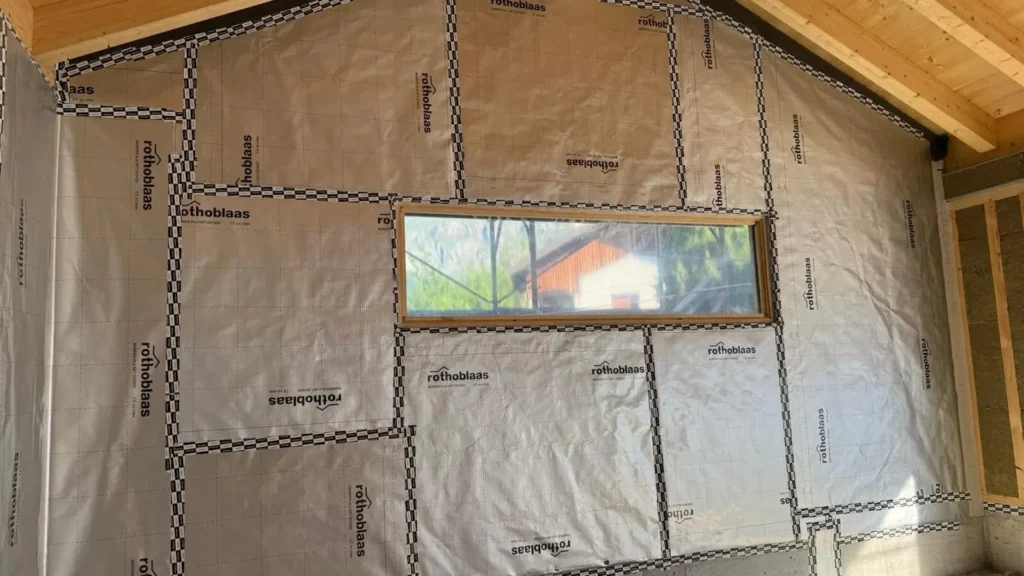Membrana freno vapore Rothoblaas applicata sulla parete interna e nastrata ai giunti.
