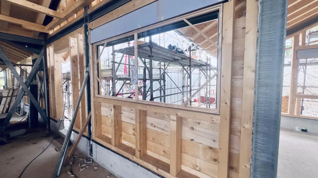 Struttura interna della parete: montanti in legno lamellare con vano finestra e solaio in legno.