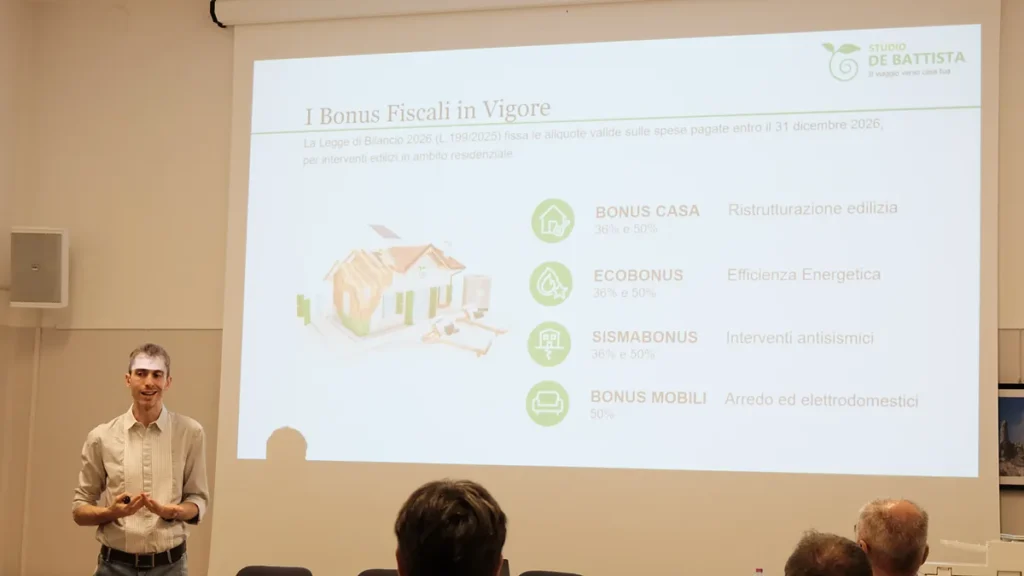Lewis Dal Magro sorride davanti alla slide con l’elenco dei bonus fiscali in vigore.